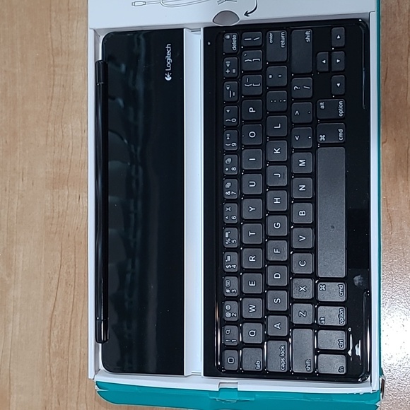 iPad Keyboard Cover - Picture 4 of 5